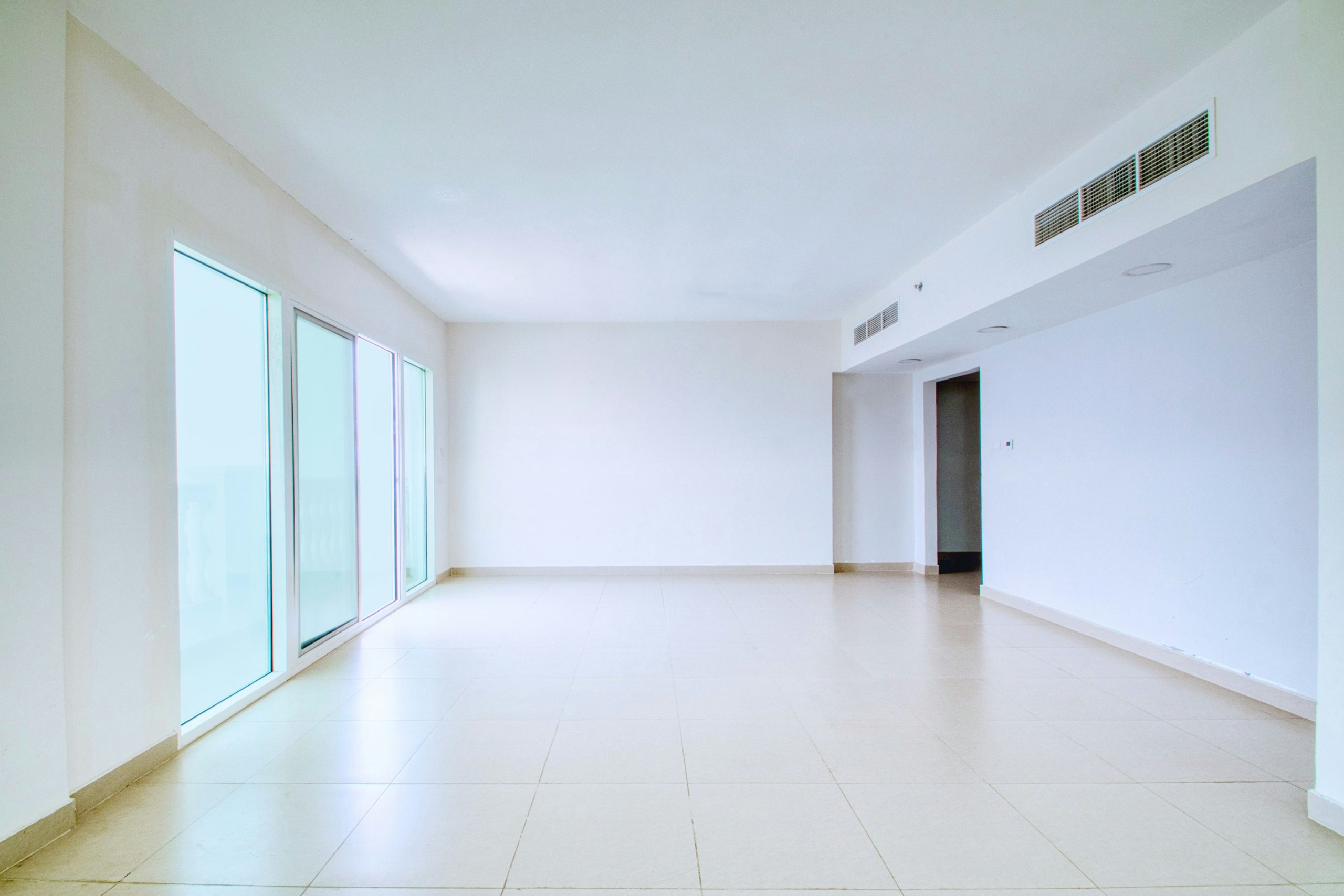 Logement vide et lumineux préparé avant une nouvelle location